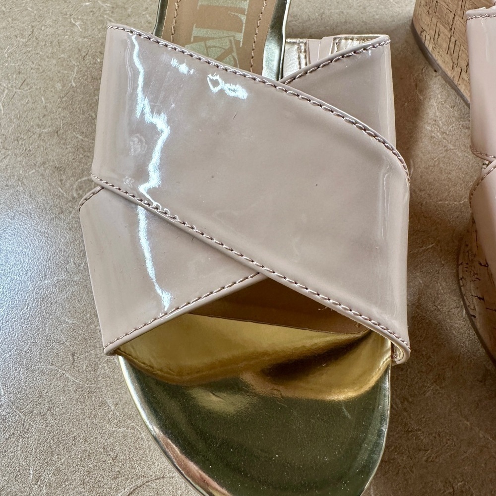 SAM&LIBBY, BEIGE PATENT,WEDGE SANDAL. CROSSOVER STRAPS ON A GOLDTRIMMED FOOTBED. - Picture 6 of 10